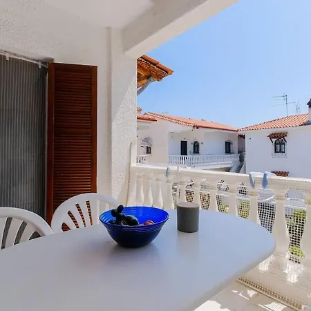 Appartamento Traditional 2-bdrm Apt 140m From Beach, Polichrono *