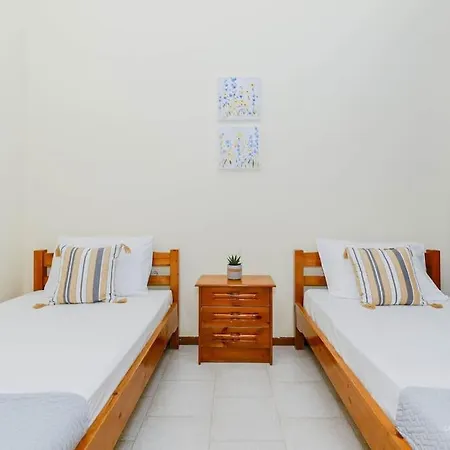 Traditional 2-bdrm Apt 140m From Beach, Polichrono شقة بوليخرونو