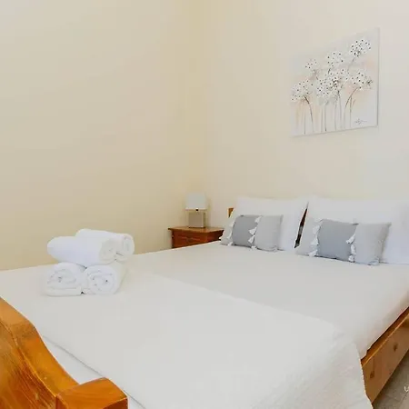 Traditional 2-bdrm Apt 140m From Beach, Polichrono شقة *