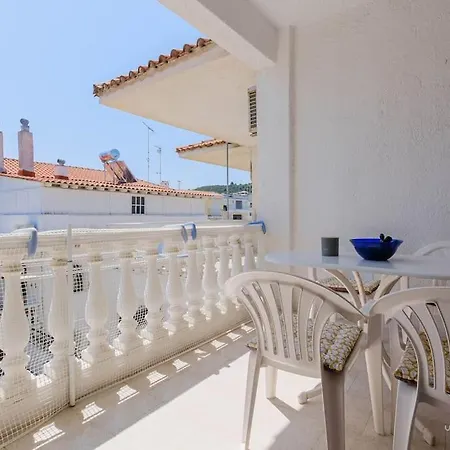 Traditional 2-bdrm Apt 140m From Beach, Polichrono شقة *