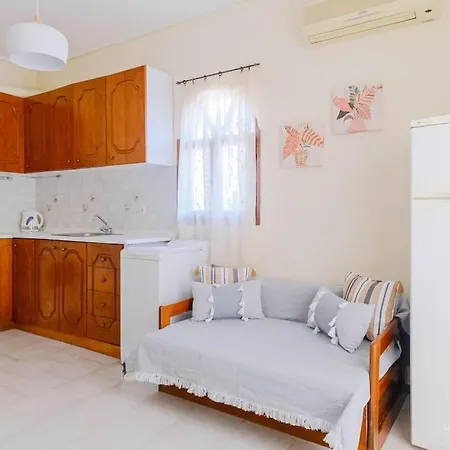 Traditional 2-bdrm Apt 140m From Beach, Polichrono