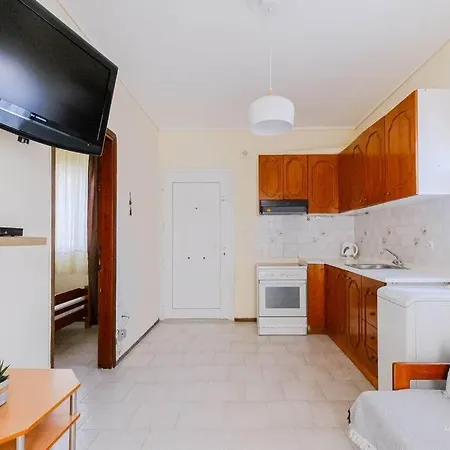 شقة Traditional 2-bdrm Apt 140m From Beach, Polichrono *