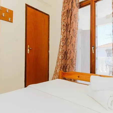 Traditional 2-bdrm Apt 140m From Beach, Polichrono بوليخرونو