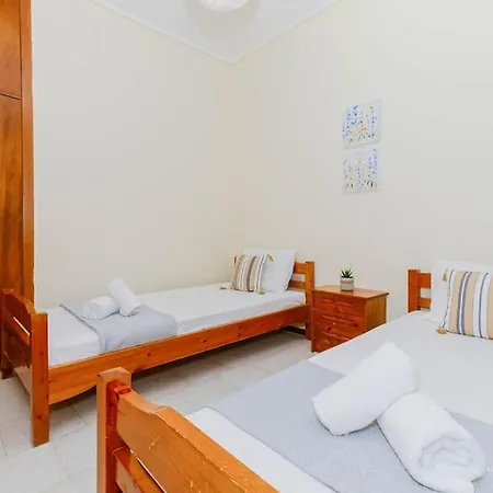 Traditional 2-bdrm Apt 140m From Beach, Polichrono *