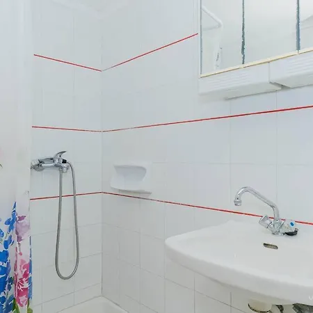 شقة Traditional 2-bdrm Apt 140m From Beach, Polichrono *