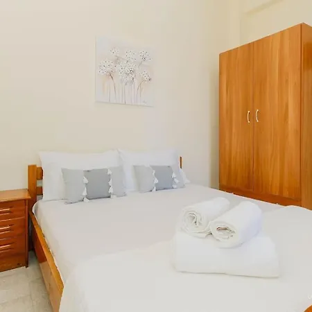 Traditional 2-bdrm Apt 140m From Beach, Polichrono شقة بوليخرونو