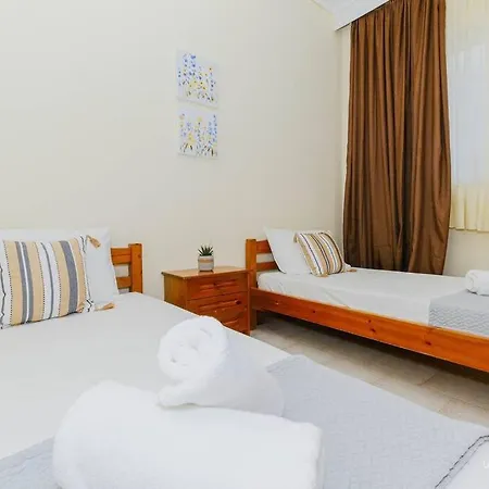 شقة Traditional 2-bdrm Apt 140m From Beach, Polichrono *