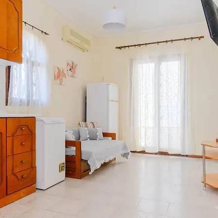 Traditional 2-bdrm Apt 140m From Beach, Polichrono *